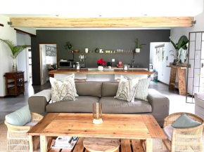 Lovely house with large garden, walk to the beach!